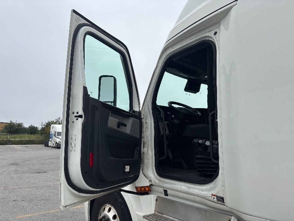 Sleeper Tractor-Heavy Duty Tractors-Freightliner-2021-T12664ST-Mississauga-ON-989,700\n\t\tkm-$ 75,750 - Image 9