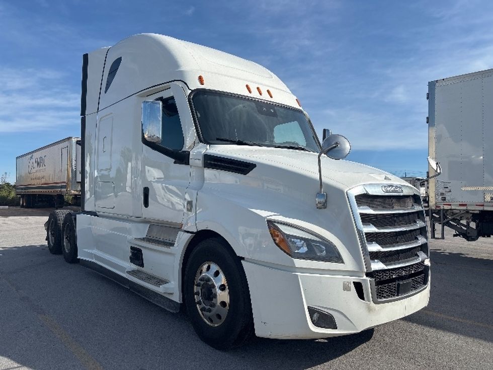 Sleeper Tractor-Heavy Duty Tractors-Freightliner-2021-T12664ST-Mississauga-ON-996,196\n\t\tkm-$ 75,750 - Image 1