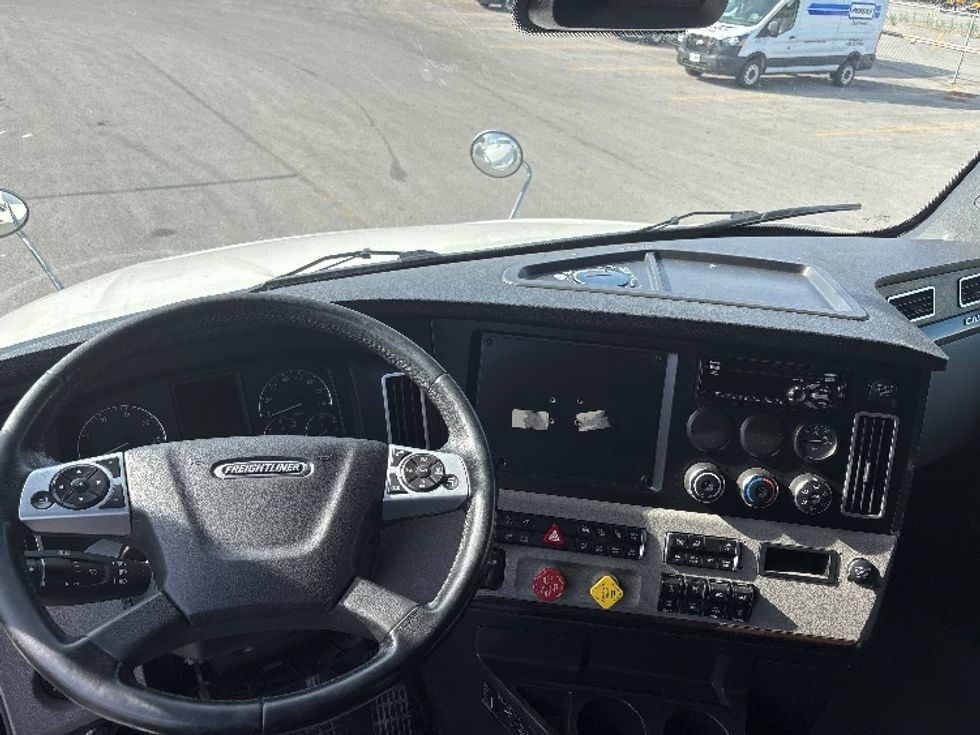 Sleeper Tractor-Heavy Duty Tractors-Freightliner-2021-T12664ST-Mississauga-ON-996,196\n\t\tkm-$ 75,750 - Image 11