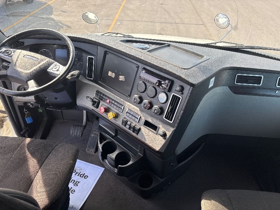 Sleeper Tractor-Heavy Duty Tractors-Freightliner-2021-T12664ST-Mississauga-ON-996,196\n\t\tkm-$ 75,750 - Image 12