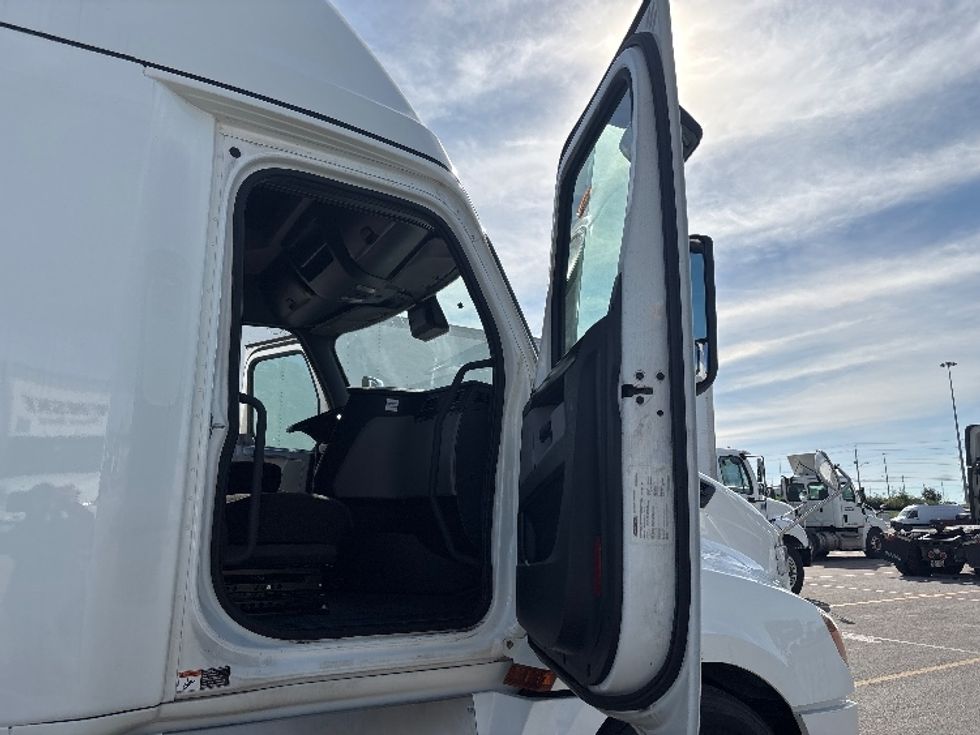 Sleeper Tractor-Heavy Duty Tractors-Freightliner-2021-T12664ST-Mississauga-ON-996,196\n\t\tkm-$ 75,750 - Image 13