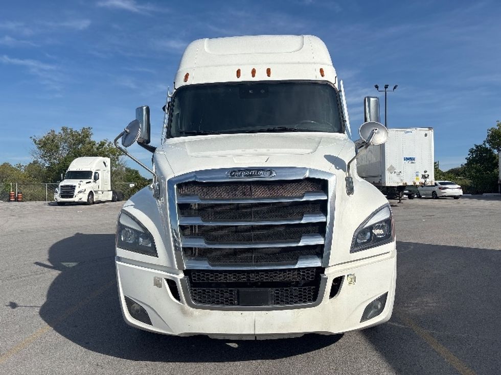 Sleeper Tractor-Heavy Duty Tractors-Freightliner-2021-T12664ST-Mississauga-ON-996,196\n\t\tkm-$ 75,750 - Image 2