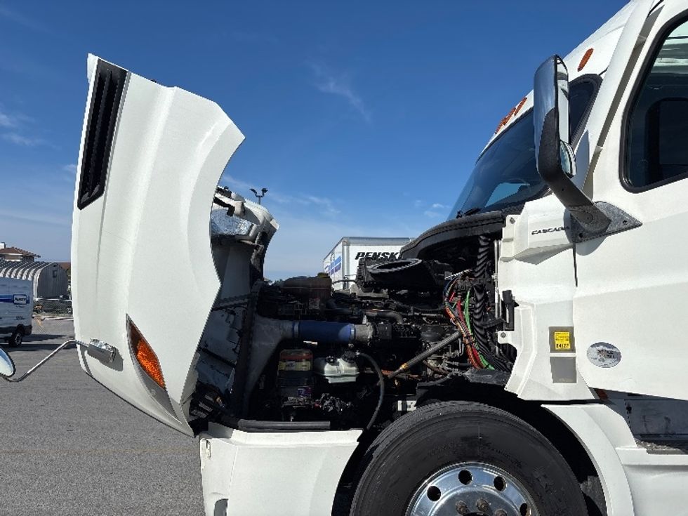 Sleeper Tractor-Heavy Duty Tractors-Freightliner-2021-T12664ST-Mississauga-ON-996,196\n\t\tkm-$ 75,750 - Image 21