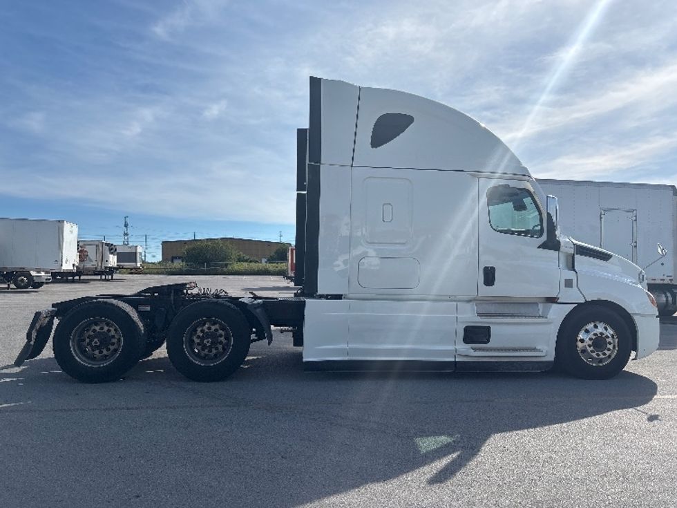 Sleeper Tractor-Heavy Duty Tractors-Freightliner-2021-T12664ST-Mississauga-ON-996,196\n\t\tkm-$ 75,750 - Image 8