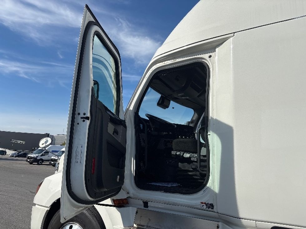 Sleeper Tractor-Heavy Duty Tractors-Freightliner-2021-T12664ST-Mississauga-ON-996,196\n\t\tkm-$ 75,750 - Image 9