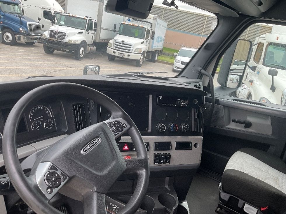 Sleeper Tractor-Heavy Duty Tractors-Freightliner-2021-T12664ST-Moberly-MO-466,455\n\t\tmiles-$ 68,500 - Image 10