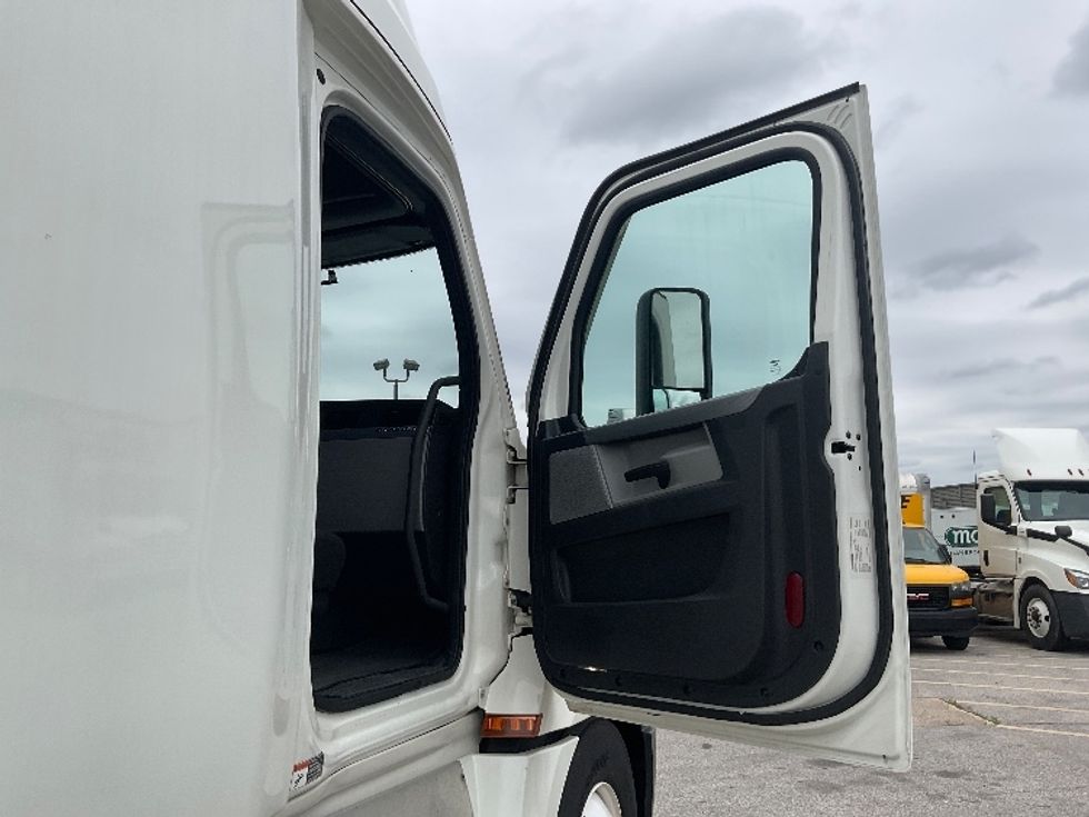 Sleeper Tractor-Heavy Duty Tractors-Freightliner-2021-T12664ST-Moberly-MO-466,455\n\t\tmiles-$ 68,500 - Image 13