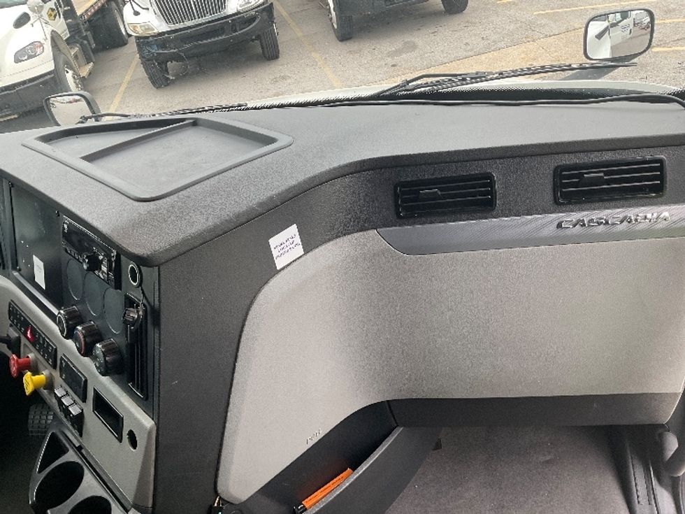 Sleeper Tractor-Heavy Duty Tractors-Freightliner-2021-T12664ST-Moberly-MO-466,455\n\t\tmiles-$ 68,500 - Image 14