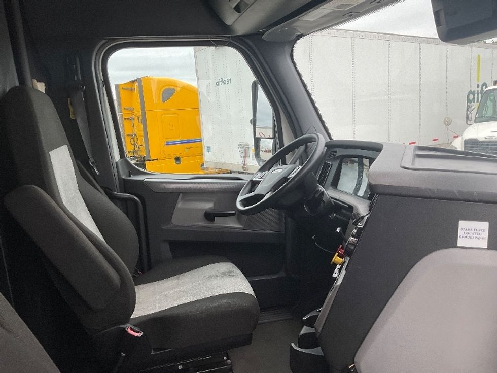 Sleeper Tractor-Heavy Duty Tractors-Freightliner-2021-T12664ST-Moberly-MO-466,455\n\t\tmiles-$ 68,500 - Image 15