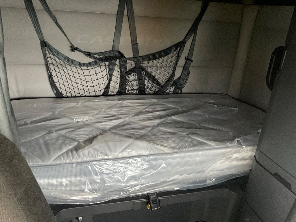 Sleeper Tractor-Heavy Duty Tractors-Freightliner-2021-T12664ST-Moberly-MO-466,455\n\t\tmiles-$ 68,500 - Image 17