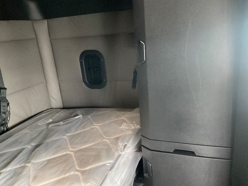 Sleeper Tractor-Heavy Duty Tractors-Freightliner-2021-T12664ST-Moberly-MO-466,455\n\t\tmiles-$ 68,500 - Image 18