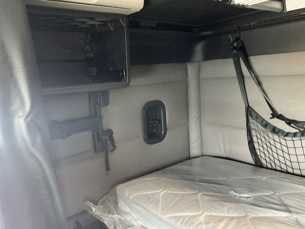 Sleeper Tractor-Heavy Duty Tractors-Freightliner-2021-T12664ST-Moberly-MO-466,455\n\t\tmiles-$ 68,500 - Image 19