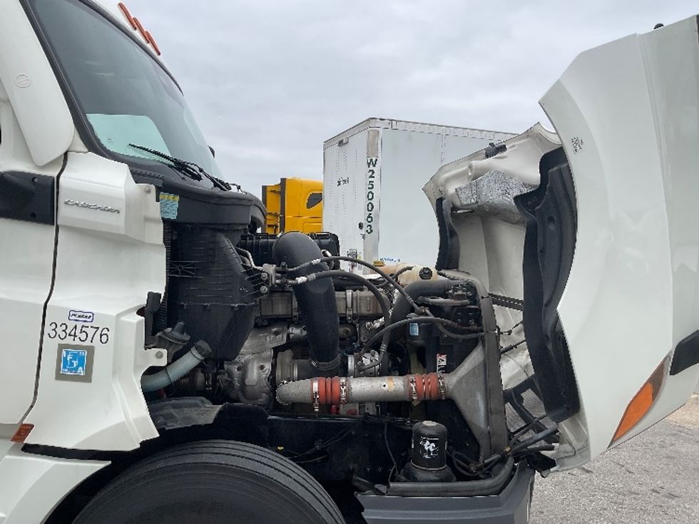 Sleeper Tractor-Heavy Duty Tractors-Freightliner-2021-T12664ST-Moberly-MO-466,455\n\t\tmiles-$ 68,500 - Image 20