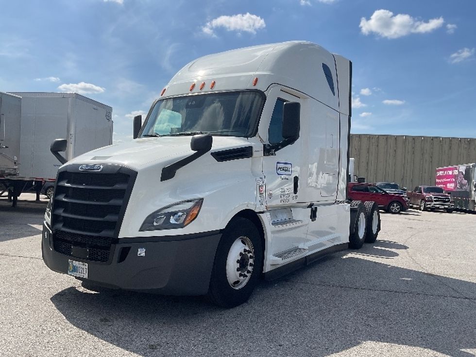 2021 Freightliner Cascadia 126" Sleeper Cab photo 3