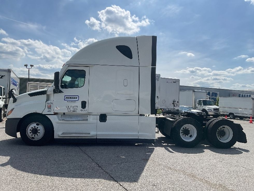 2021 Freightliner Cascadia 126" Sleeper Cab photo 4