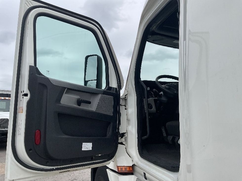 Sleeper Tractor-Heavy Duty Tractors-Freightliner-2021-T12664ST-Moberly-MO-466,455\n\t\tmiles-$ 68,500 - Image 9