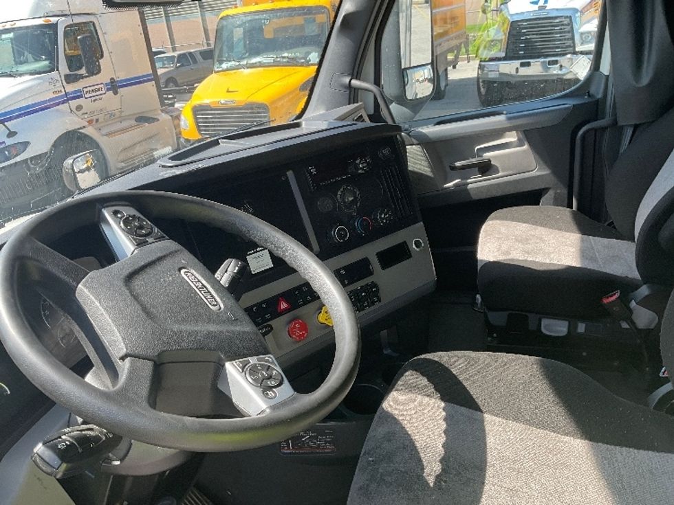 Sleeper Tractor-Heavy Duty Tractors-Freightliner-2021-T12664ST-Moberly-MO-547,341\n\t\tmiles-$ 60,500 - Image 10
