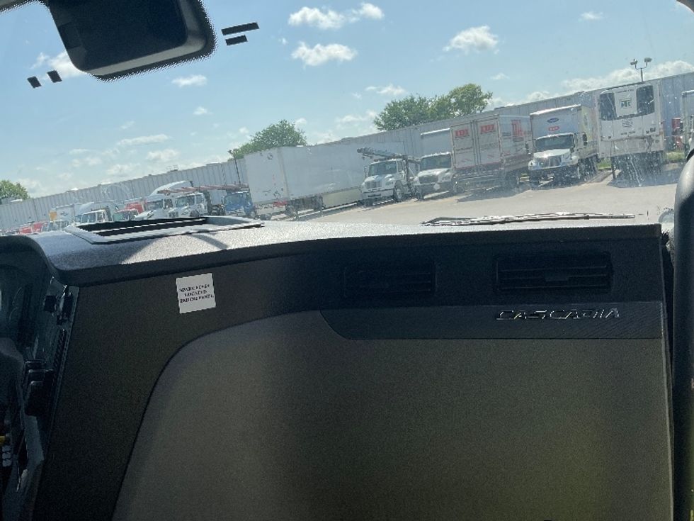 Sleeper Tractor-Heavy Duty Tractors-Freightliner-2021-T12664ST-Moberly-MO-547,341\n\t\tmiles-$ 60,500 - Image 14