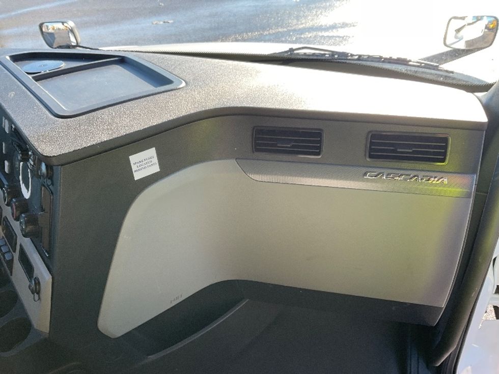 Sleeper Tractor-Heavy Duty Tractors-Freightliner-2021-T12664ST-Moberly-MO-628,503\n\t\tmiles-$ 49,500 - Image 14