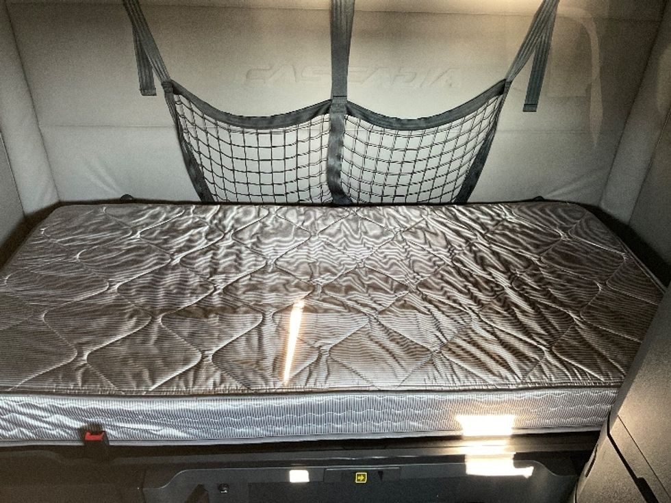 Sleeper Tractor-Heavy Duty Tractors-Freightliner-2021-T12664ST-Moberly-MO-628,503\n\t\tmiles-$ 49,500 - Image 17