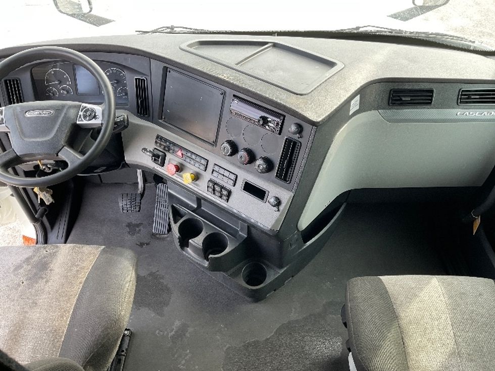 Sleeper Tractor-Heavy Duty Tractors-Freightliner-2021-T12664ST-Moberly-MO-635,833\n\t\tmiles-$ 48,750 - Image 12