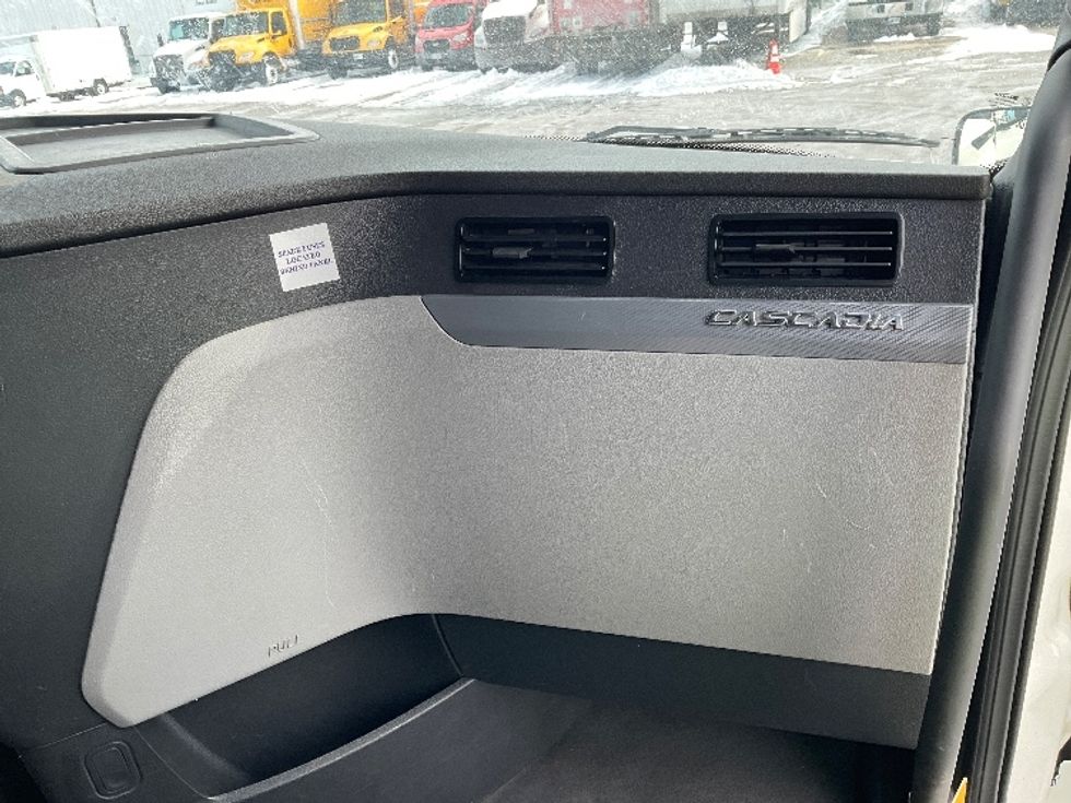 Sleeper Tractor-Heavy Duty Tractors-Freightliner-2021-T12664ST-Moberly-MO-635,833\n\t\tmiles-$ 48,750 - Image 14