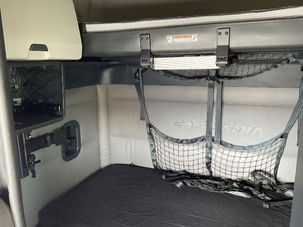 Sleeper Tractor-Heavy Duty Tractors-Freightliner-2021-T12664ST-Moberly-MO-635,833\n\t\tmiles-$ 48,750 - Image 16