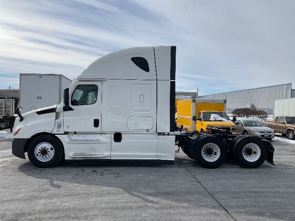 Sleeper Tractor-Heavy Duty Tractors-Freightliner-2021-T12664ST-Moberly-MO-635,833\n\t\tmiles-$ 48,750 - Image 4