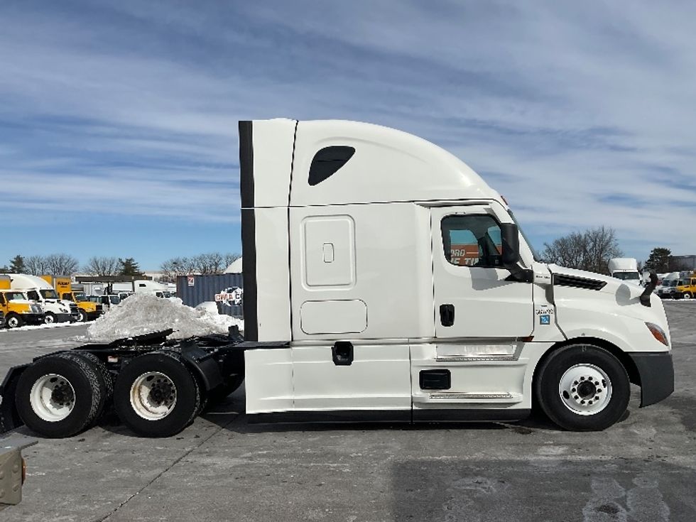 Sleeper Tractor-Heavy Duty Tractors-Freightliner-2021-T12664ST-Moberly-MO-635,833\n\t\tmiles-$ 48,750 - Image 8
