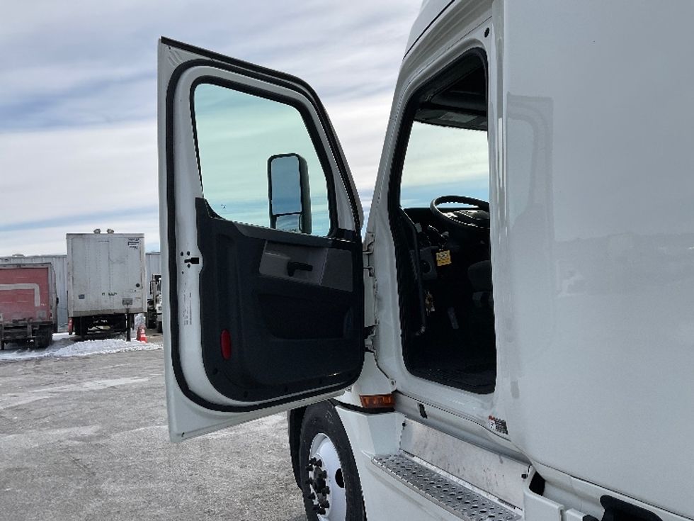 Sleeper Tractor-Heavy Duty Tractors-Freightliner-2021-T12664ST-Moberly-MO-635,833\n\t\tmiles-$ 48,750 - Image 9