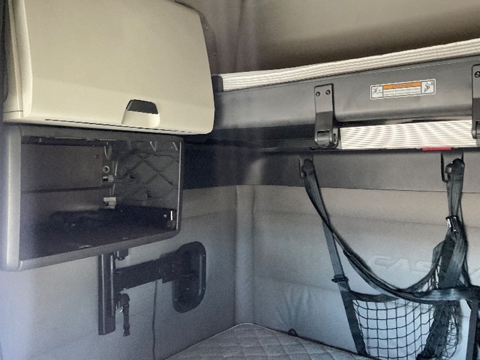 Sleeper Tractor-Heavy Duty Tractors-Freightliner-2021-T12664ST-Moberly-MO-637,830\n\t\tmiles-$ 54,500 - Image 19