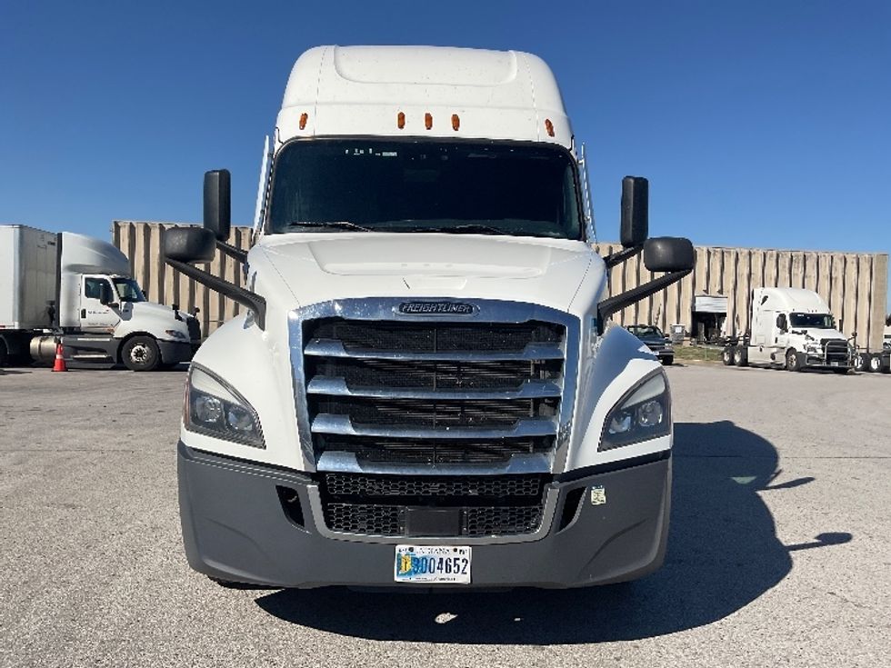 Sleeper Tractor-Heavy Duty Tractors-Freightliner-2021-T12664ST-Moberly-MO-637,830\n\t\tmiles-$ 54,500 - Image 2