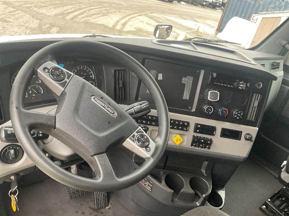 Sleeper Tractor-Heavy Duty Tractors-Freightliner-2021-T12664ST-Moberly-MO-644,014\n\t\tmiles-$ 51,500 - Image 11