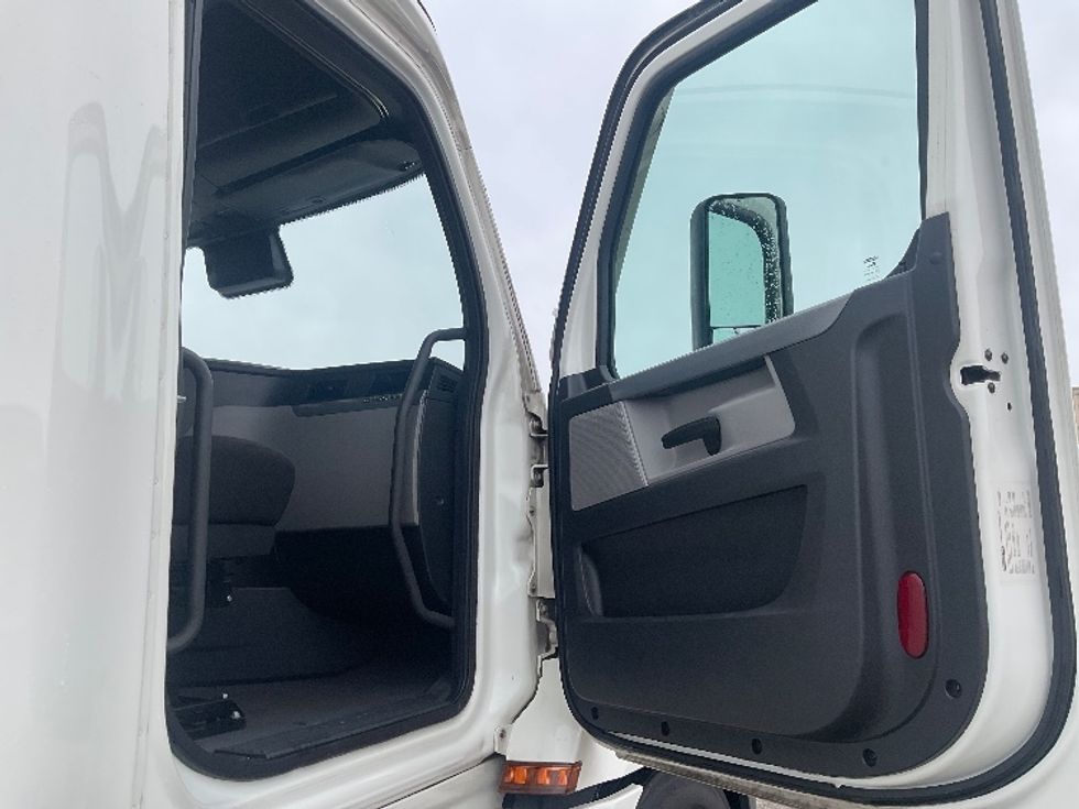 Sleeper Tractor-Heavy Duty Tractors-Freightliner-2021-T12664ST-Moberly-MO-644,014\n\t\tmiles-$ 51,500 - Image 13