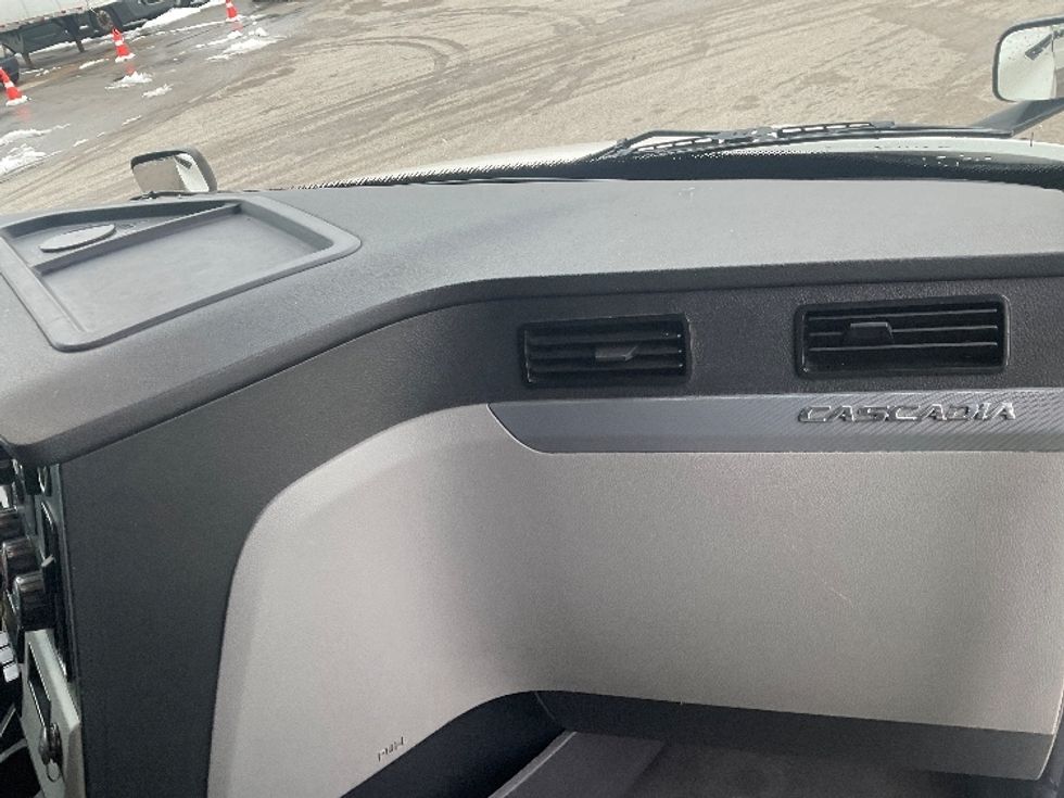 Sleeper Tractor-Heavy Duty Tractors-Freightliner-2021-T12664ST-Moberly-MO-644,014\n\t\tmiles-$ 51,500 - Image 14