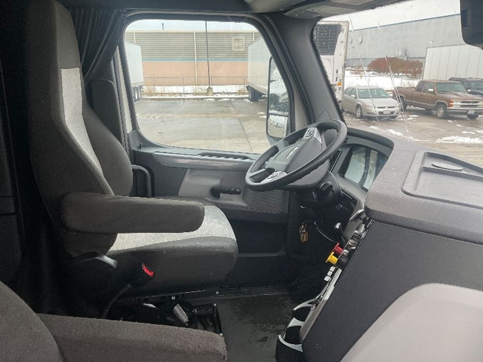 Sleeper Tractor-Heavy Duty Tractors-Freightliner-2021-T12664ST-Moberly-MO-644,014\n\t\tmiles-$ 51,500 - Image 15