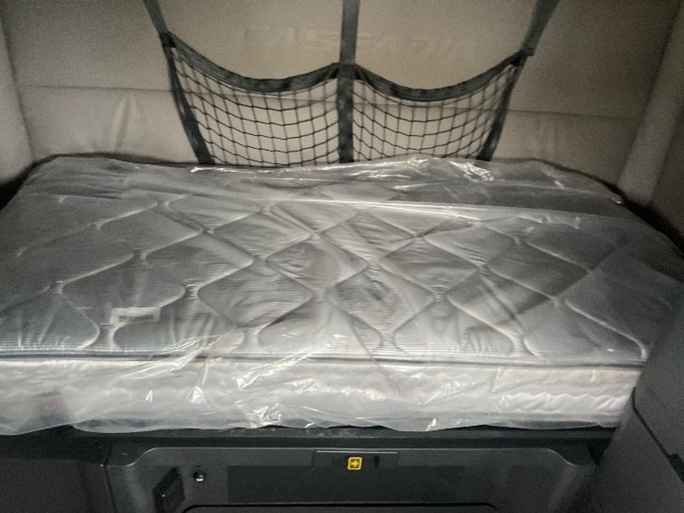 Sleeper Tractor-Heavy Duty Tractors-Freightliner-2021-T12664ST-Moberly-MO-644,014\n\t\tmiles-$ 51,500 - Image 17