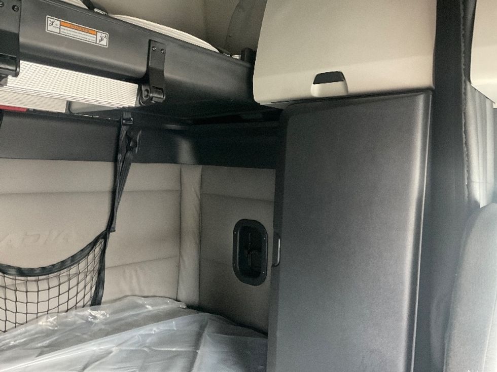 Sleeper Tractor-Heavy Duty Tractors-Freightliner-2021-T12664ST-Moberly-MO-644,014\n\t\tmiles-$ 51,500 - Image 18