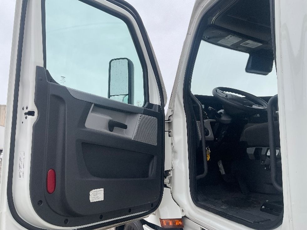 Sleeper Tractor-Heavy Duty Tractors-Freightliner-2021-T12664ST-Moberly-MO-644,014\n\t\tmiles-$ 51,500 - Image 9