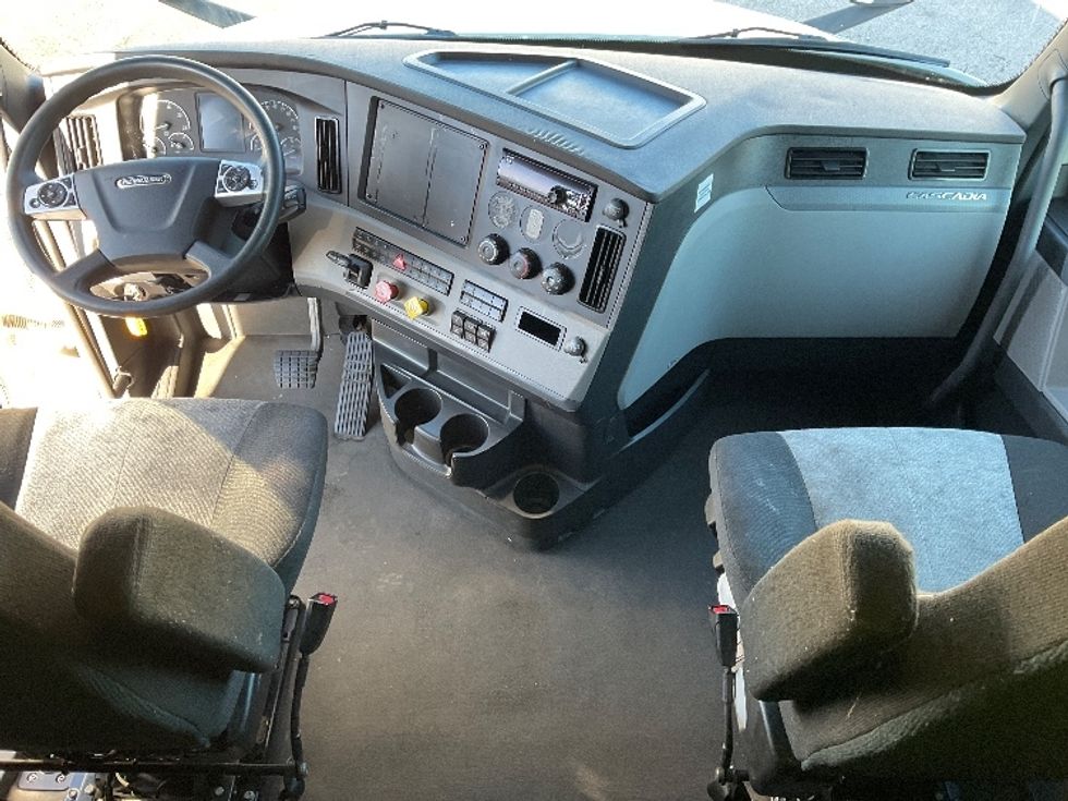 Sleeper Tractor-Heavy Duty Tractors-Freightliner-2021-T12664ST-Moberly-MO-646,697\n\t\tmiles-$ 48,000 - Image 12