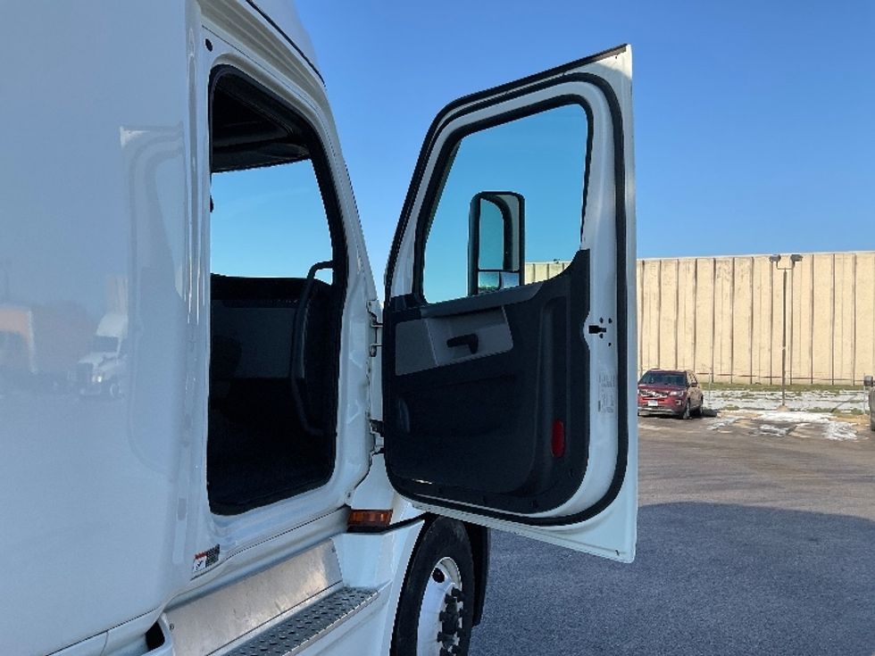 Sleeper Tractor-Heavy Duty Tractors-Freightliner-2021-T12664ST-Moberly-MO-646,697\n\t\tmiles-$ 48,000 - Image 13