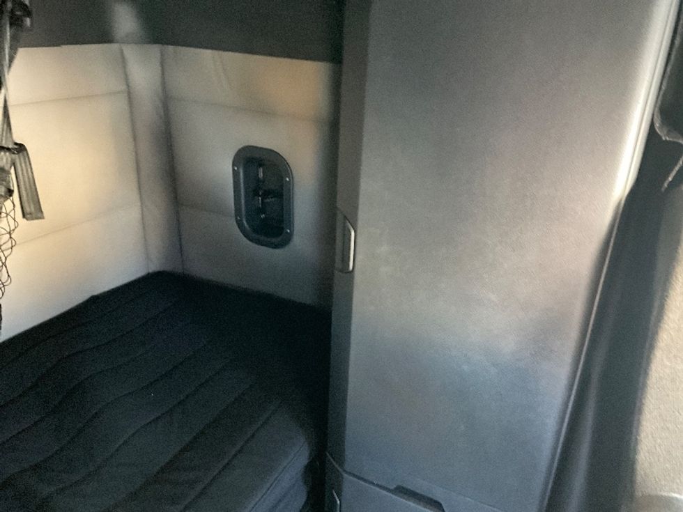 Sleeper Tractor-Heavy Duty Tractors-Freightliner-2021-T12664ST-Moberly-MO-646,697\n\t\tmiles-$ 48,000 - Image 18