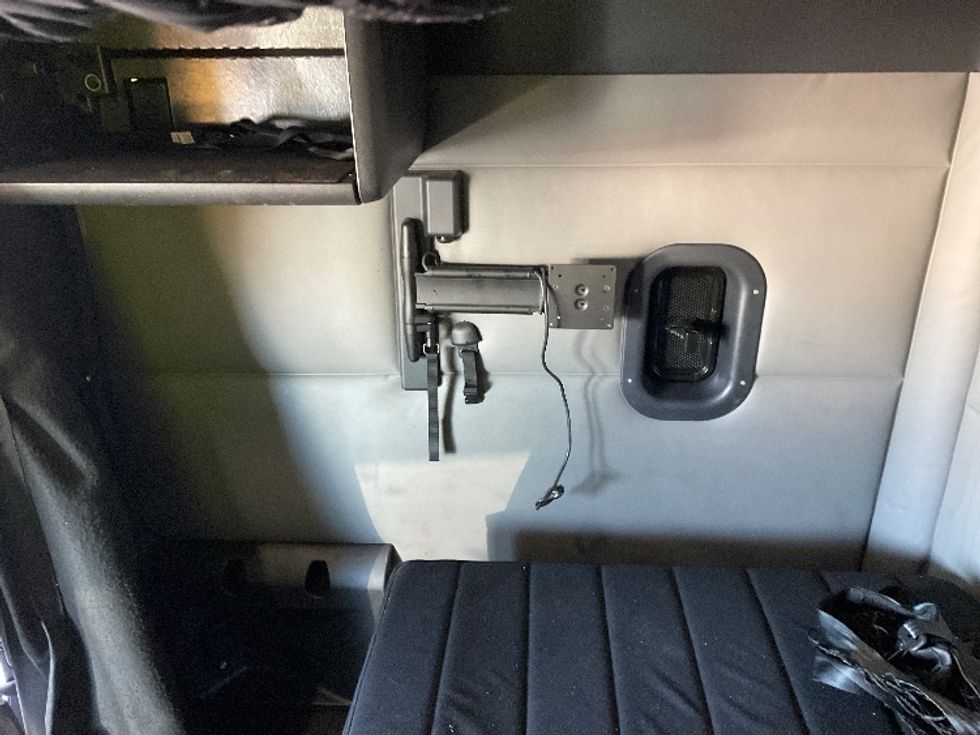 Sleeper Tractor-Heavy Duty Tractors-Freightliner-2021-T12664ST-Moberly-MO-646,697\n\t\tmiles-$ 48,000 - Image 19