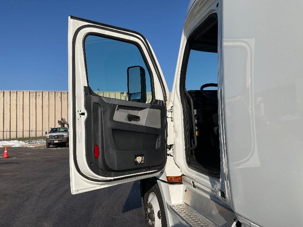 Sleeper Tractor-Heavy Duty Tractors-Freightliner-2021-T12664ST-Moberly-MO-646,697\n\t\tmiles-$ 48,000 - Image 9