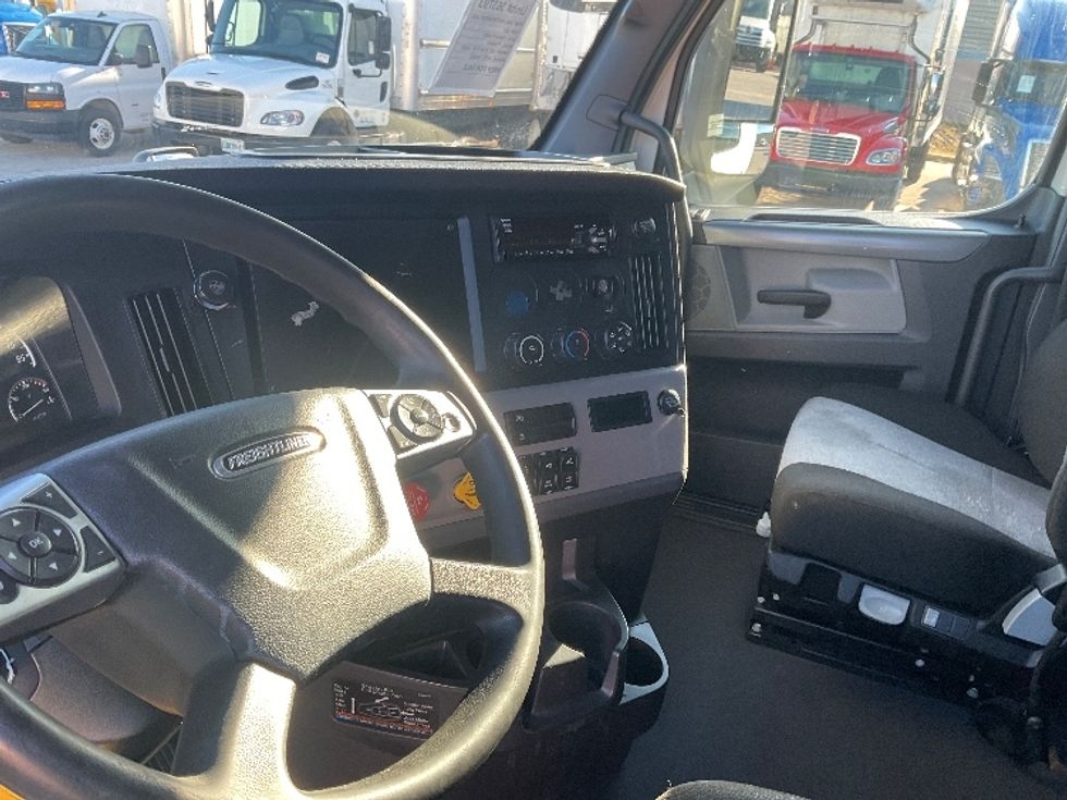 Sleeper Tractor-Heavy Duty Tractors-Freightliner-2021-T12664ST-Moberly-MO-662,935\n\t\tmiles-$ 46,500 - Image 10