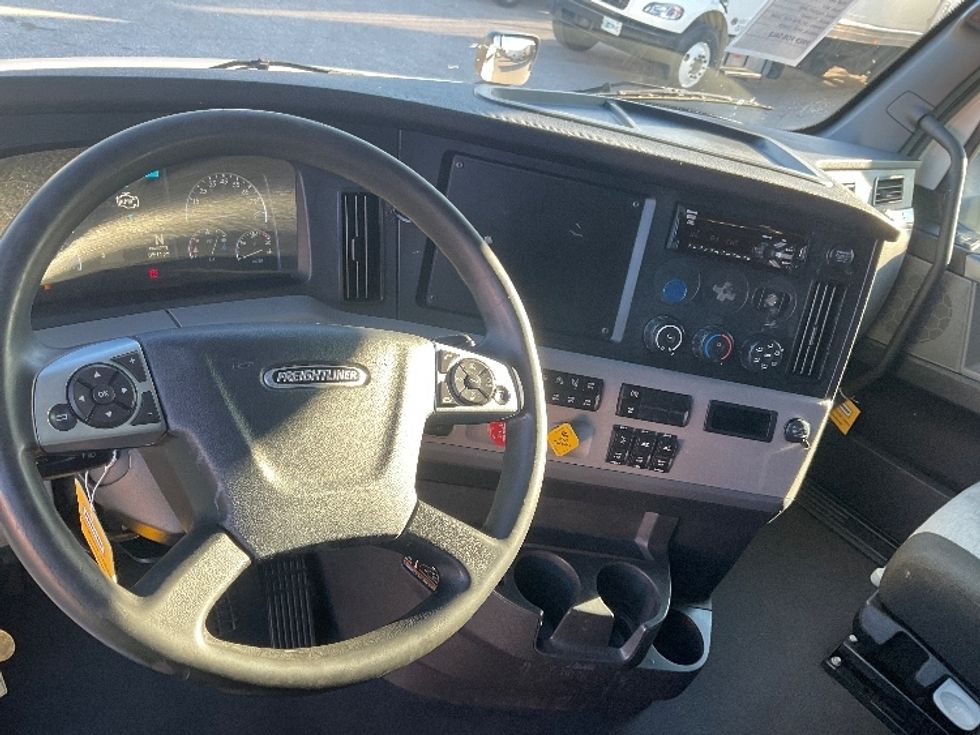 Sleeper Tractor-Heavy Duty Tractors-Freightliner-2021-T12664ST-Moberly-MO-662,935\n\t\tmiles-$ 46,500 - Image 11