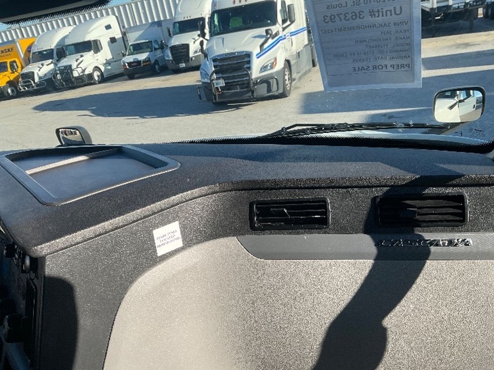 Sleeper Tractor-Heavy Duty Tractors-Freightliner-2021-T12664ST-Moberly-MO-662,935\n\t\tmiles-$ 46,500 - Image 14