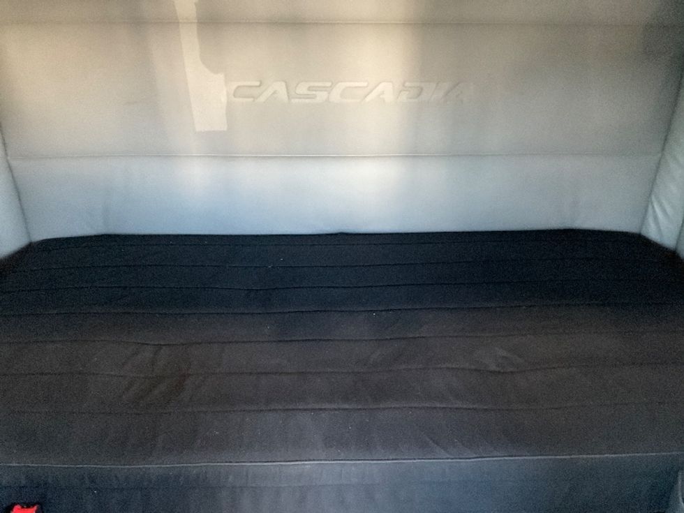 Sleeper Tractor-Heavy Duty Tractors-Freightliner-2021-T12664ST-Moberly-MO-662,935\n\t\tmiles-$ 46,500 - Image 17