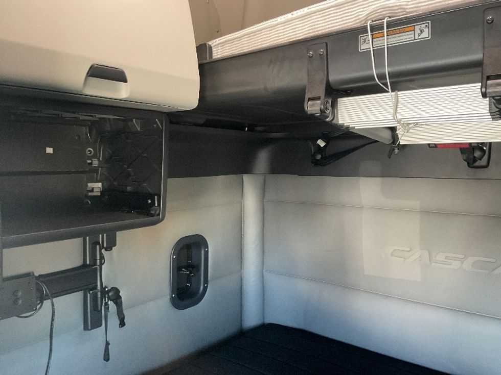 Sleeper Tractor-Heavy Duty Tractors-Freightliner-2021-T12664ST-Moberly-MO-662,935\n\t\tmiles-$ 46,500 - Image 19