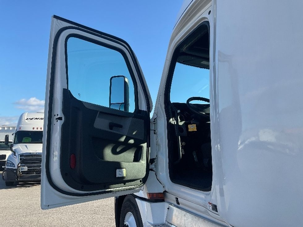 Sleeper Tractor-Heavy Duty Tractors-Freightliner-2021-T12664ST-Moberly-MO-662,935\n\t\tmiles-$ 46,500 - Image 9